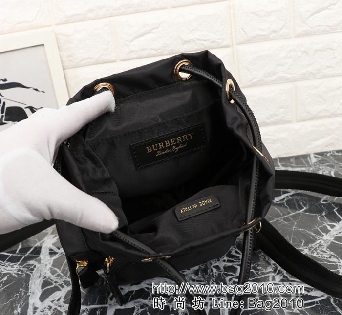 BURBERRY巴寶莉 新款背包 斜背式軍旅背包 品牌典藏的軍風包款 正面飾有Burberry立體字母徽標 9721s  Bhq1154